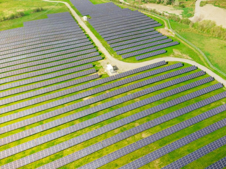 Grüne regen Runden Tisch zur Freiflächen-PV an